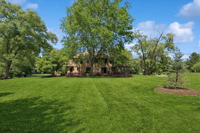 14 James Drive, Hawthorn Woods, IL 60047