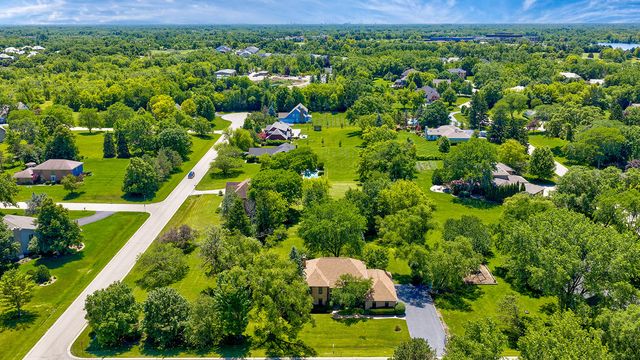 14 James Drive, Hawthorn Woods, IL 60047