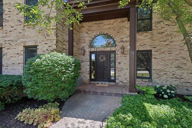 14 James Drive, Hawthorn Woods, IL 60047