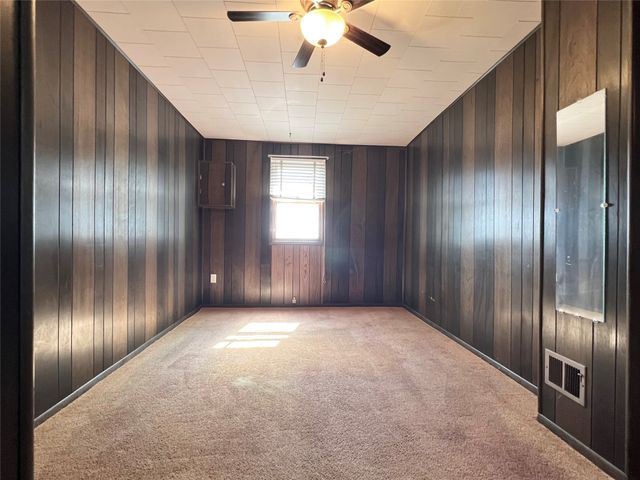 6285 E 28th Street N, Newton, IA 50208