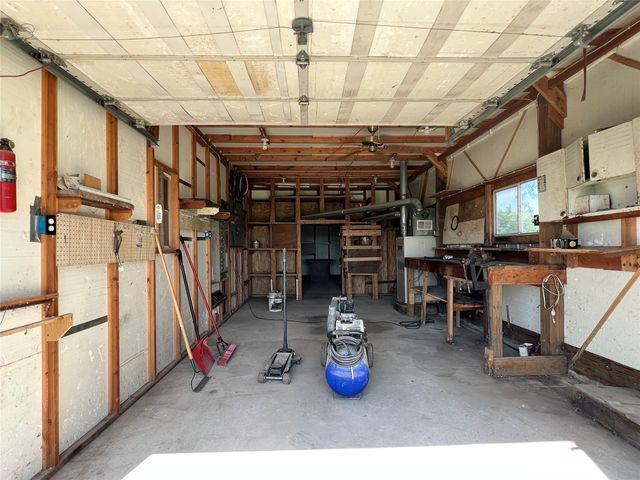 6285 E 28th Street N, Newton, IA 50208