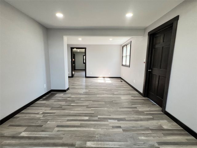 6285 E 28th Street N, Newton, IA 50208