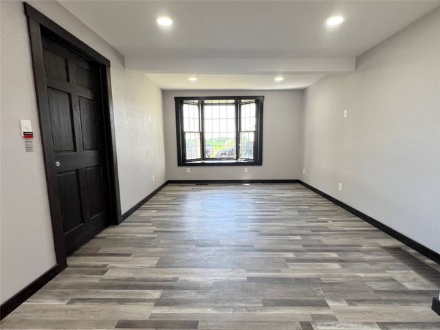 6285 E 28th Street N, Newton, IA 50208