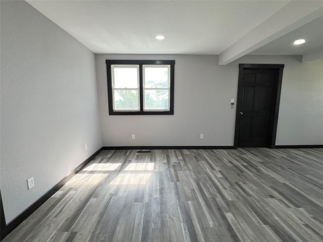 6285 E 28th Street N, Newton, IA 50208