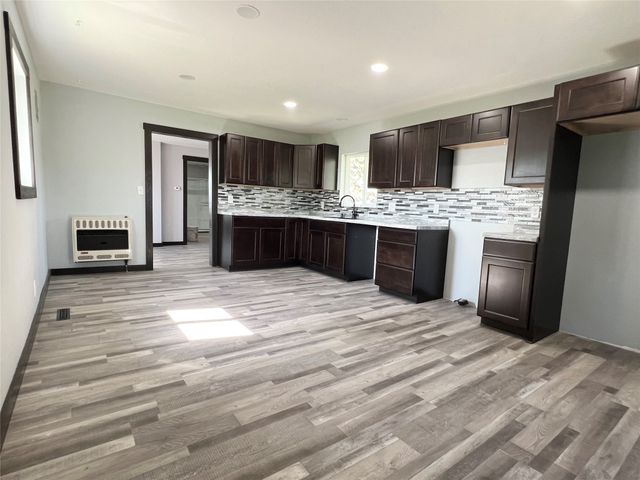 6285 E 28th Street N, Newton, IA 50208