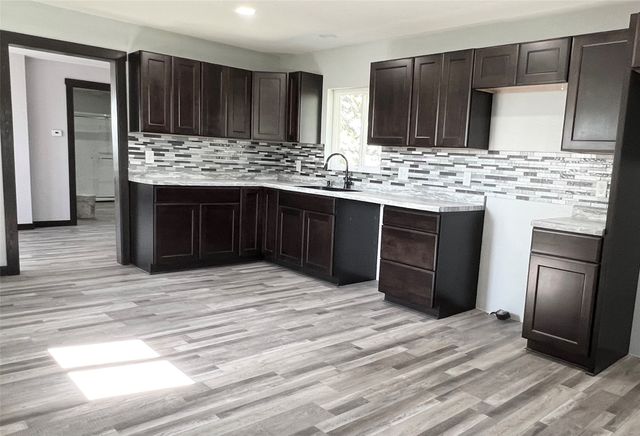 6285 E 28th Street N, Newton, IA 50208