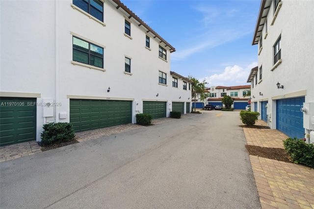 11349 SW 14th St, Pembroke Pines, FL 33025