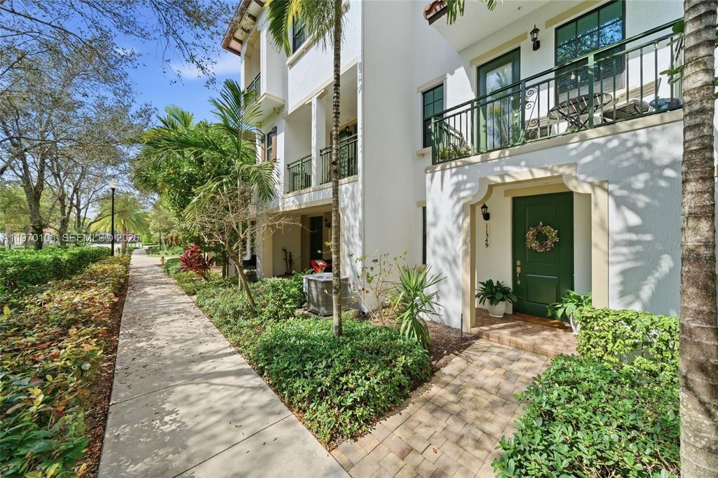 11349 SW 14th St, Pembroke Pines, FL 33025