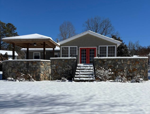 423 Coggins Shore Road, Inman, SC 29349