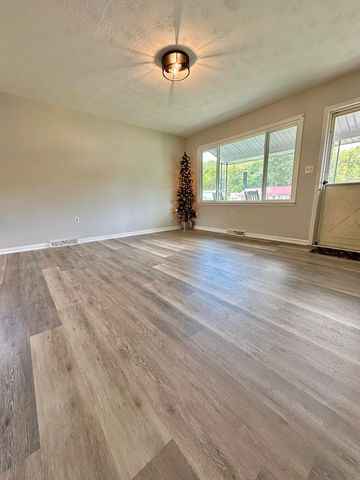 17 Cliffwood DR, Eagle Rock, VA 24085