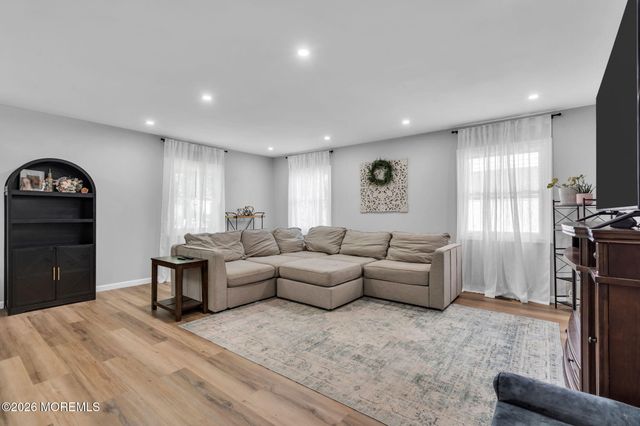 29 Evergreen Drive, Willingboro, NJ 08046