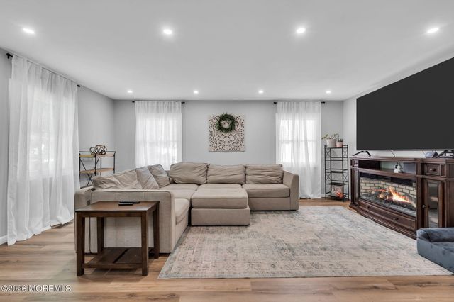 29 Evergreen Drive, Willingboro, NJ 08046