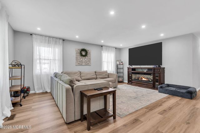 29 Evergreen Drive, Willingboro, NJ 08046