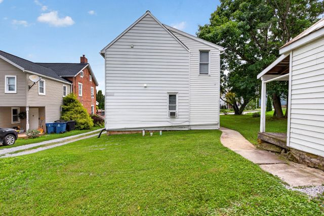 154 S MAIN ST, Seven Valleys, PA 17360