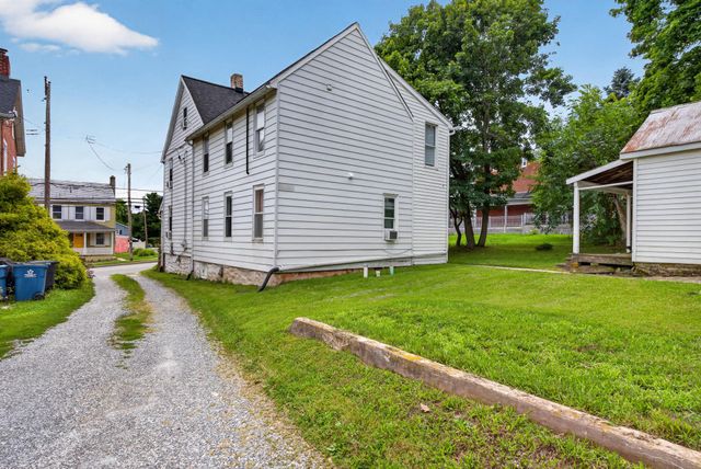 154 S MAIN ST, Seven Valleys, PA 17360