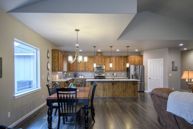 2745 SW 32nd Street, Redmond, OR 97756