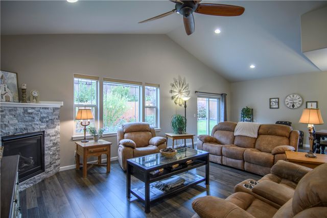 2745 SW 32nd Street, Redmond, OR 97756