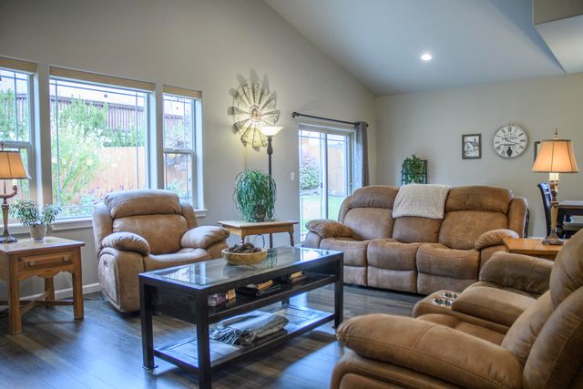 2745 SW 32nd Street, Redmond, OR 97756