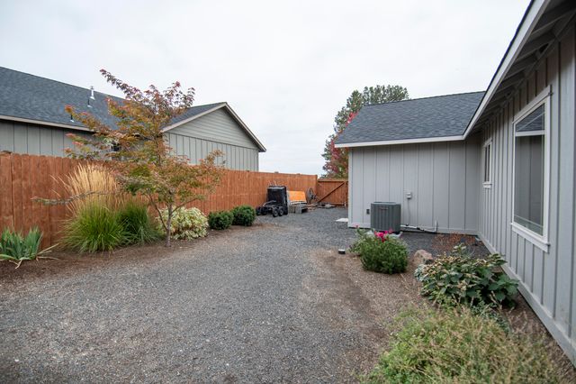 2745 SW 32nd Street, Redmond, OR 97756