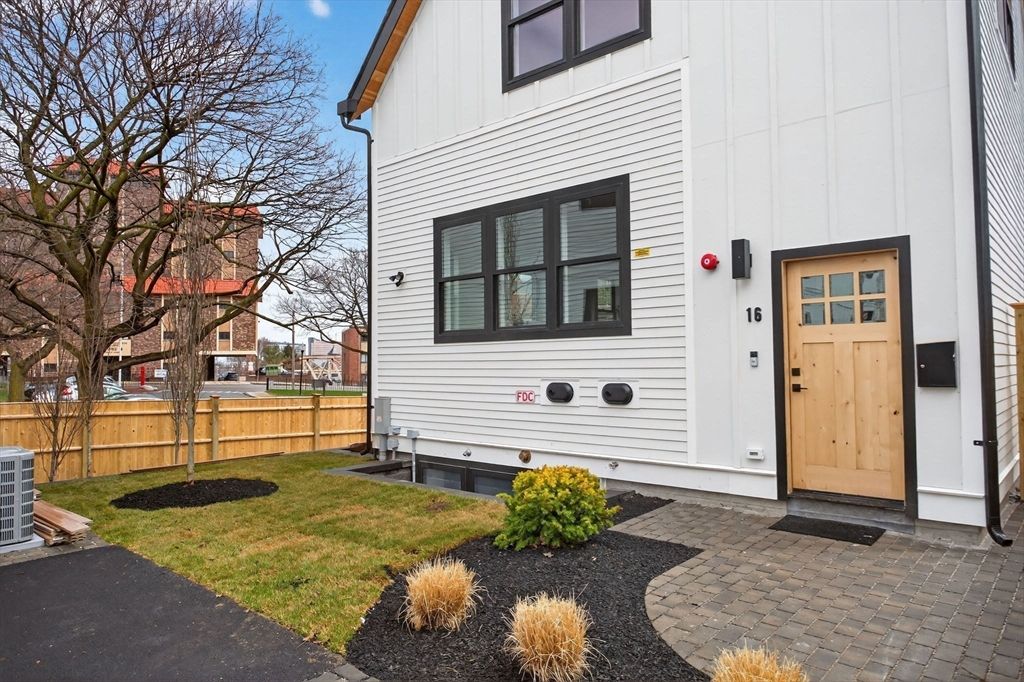 16 Hamlet St 16, Somerville, MA 02143