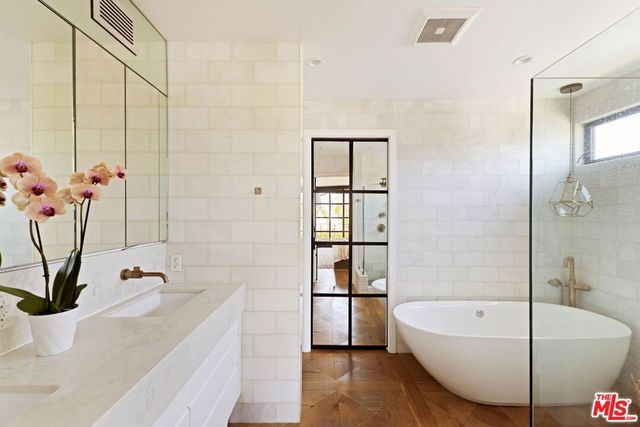 3024 Stanford Avenue, Los Angeles, CA 90292