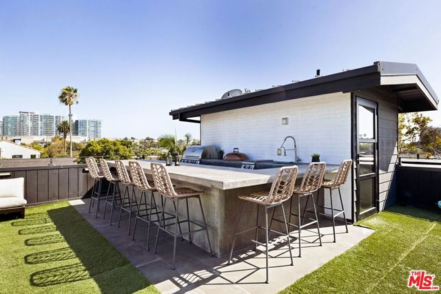 3024 Stanford Avenue, Los Angeles, CA 90292