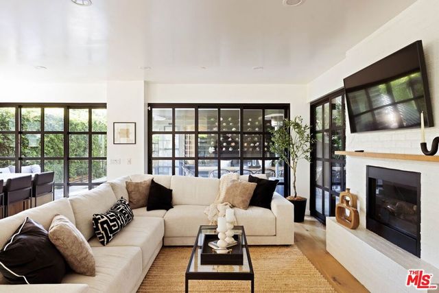 3024 Stanford Avenue, Los Angeles, CA 90292