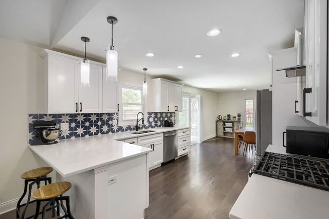 1310 W Darlington Circle, Hoffman Estates, IL 60169