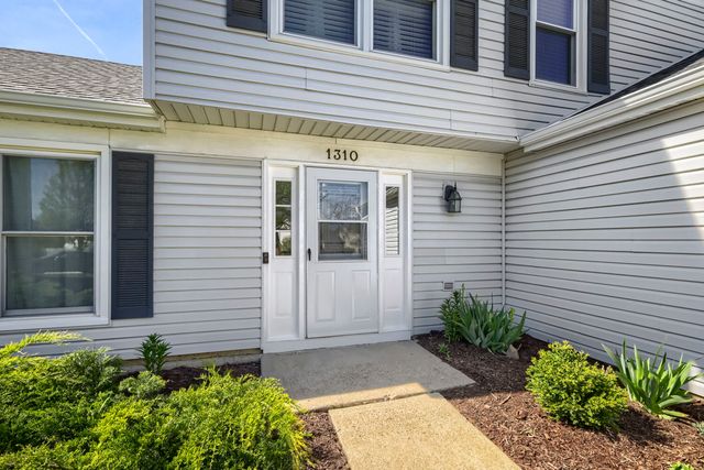 1310 W Darlington Circle, Hoffman Estates, IL 60169