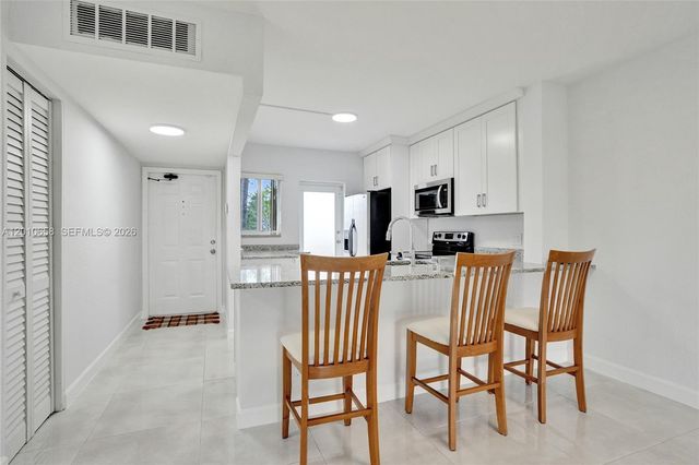 5950 Del Lago Cir 104, Sunrise, FL 33313