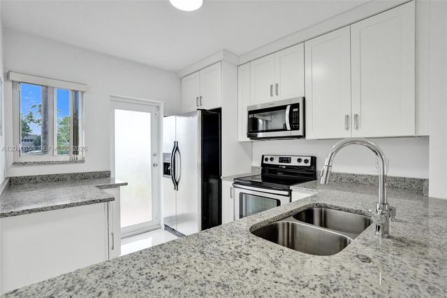 5950 Del Lago Cir 104, Sunrise, FL 33313