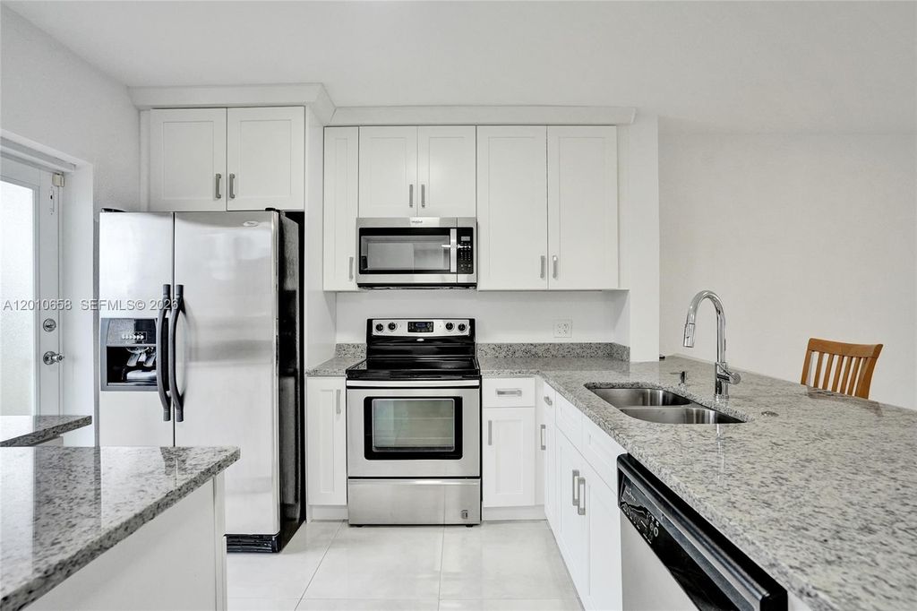 5950 Del Lago Cir 104, Sunrise, FL 33313