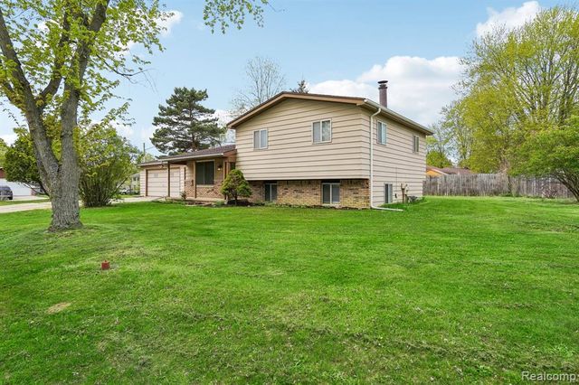 717 Murphy Court, Linden, MI 48451