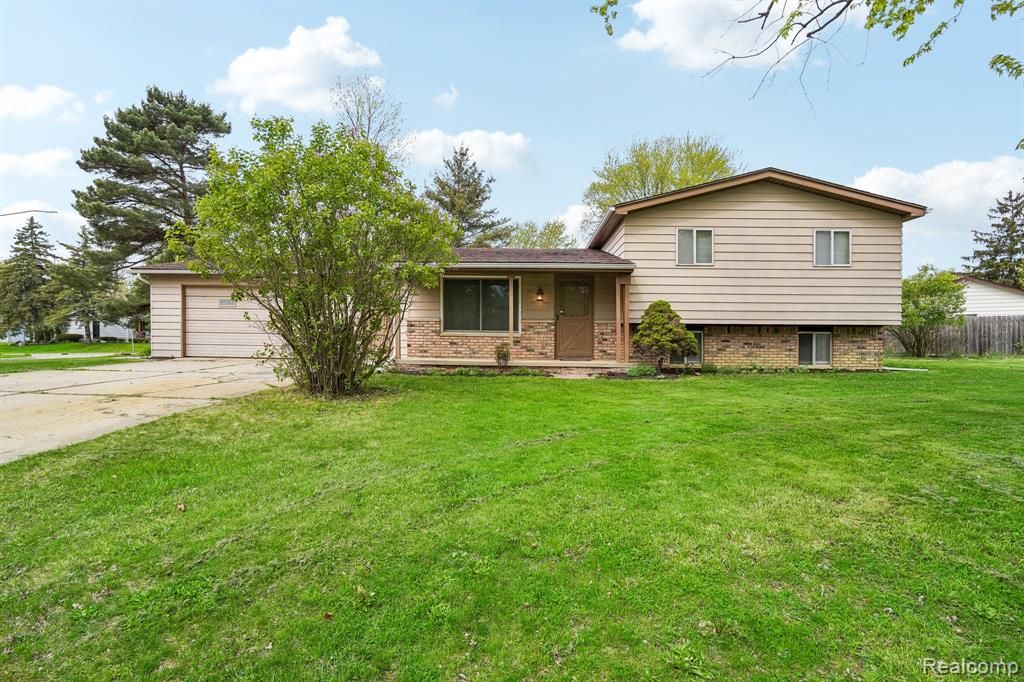 717 Murphy Court, Linden, MI 48451