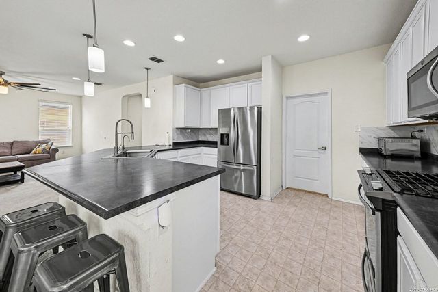 8950 Victoria Lk, San Antonio, TX 78224