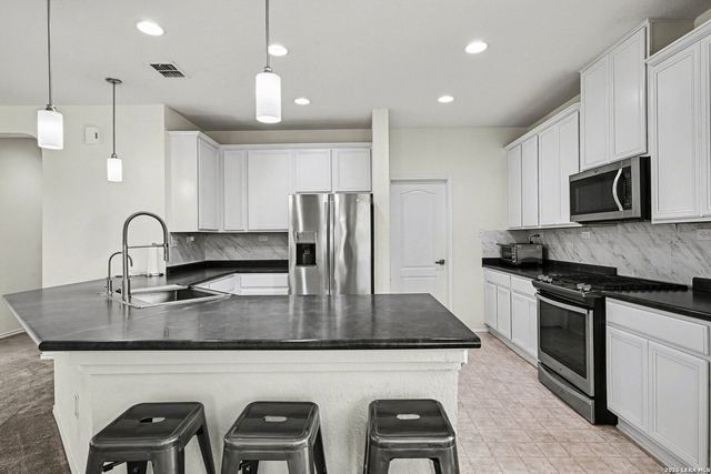 8950 Victoria Lk, San Antonio, TX 78224