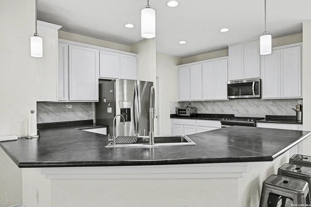 8950 Victoria Lk, San Antonio, TX 78224