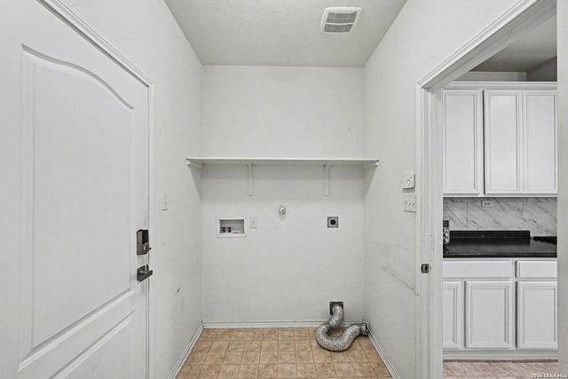 8950 Victoria Lk, San Antonio, TX 78224