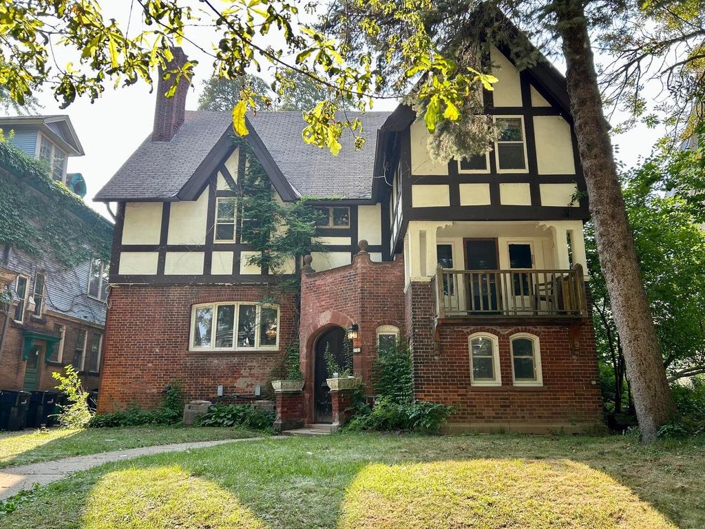 2721 N Shepard AVENUE, Milwaukee, WI 53211