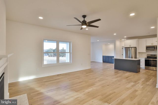 448 LONG LANE RD, Walnutport, PA 18088