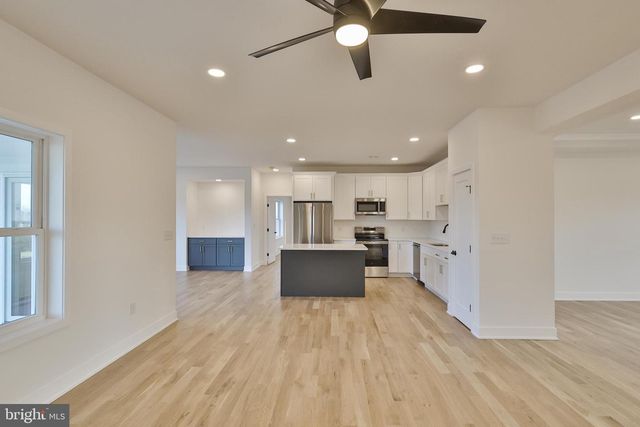 448 LONG LANE RD, Walnutport, PA 18088