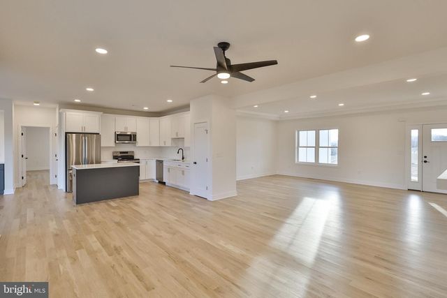 448 LONG LANE RD, Walnutport, PA 18088