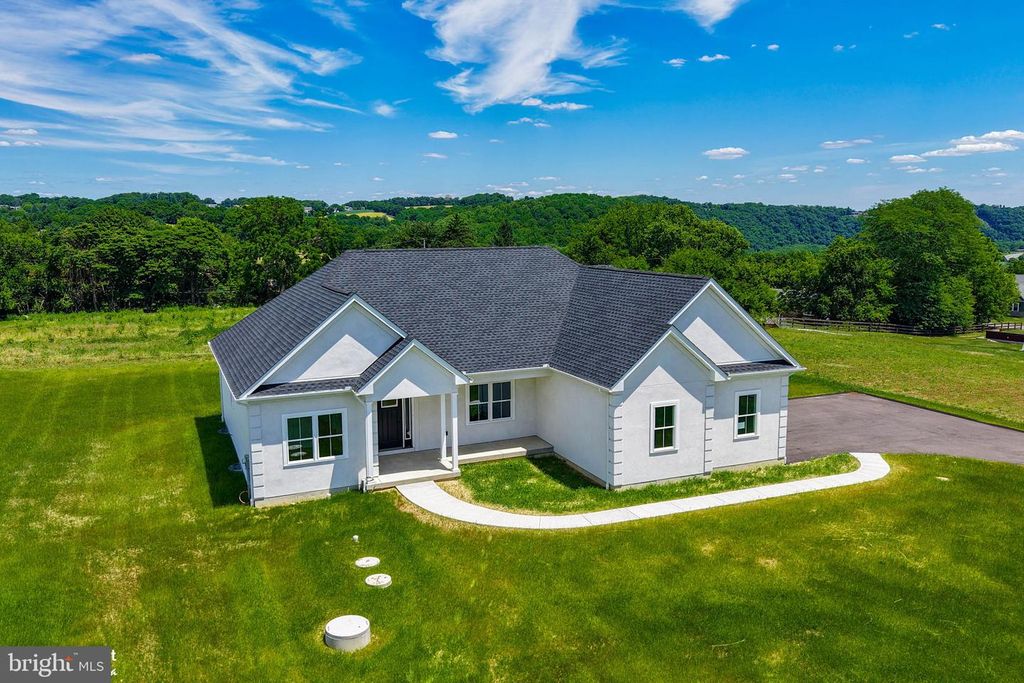 448 LONG LANE RD, Walnutport, PA 18088