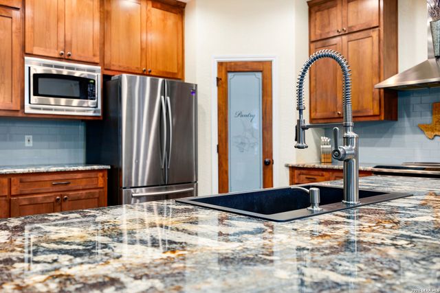 304 Forest Country Dr, La Vernia, TX 78121