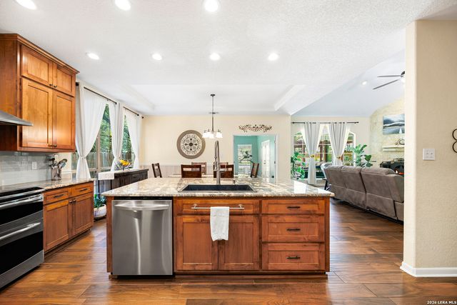 304 Forest Country Dr, La Vernia, TX 78121