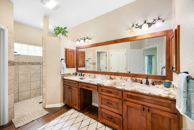 304 Forest Country Dr, La Vernia, TX 78121