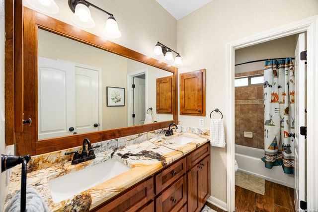 304 Forest Country Dr, La Vernia, TX 78121