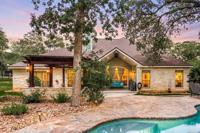 304 Forest Country Dr, La Vernia, TX 78121