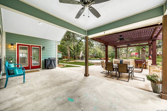 304 Forest Country Dr, La Vernia, TX 78121