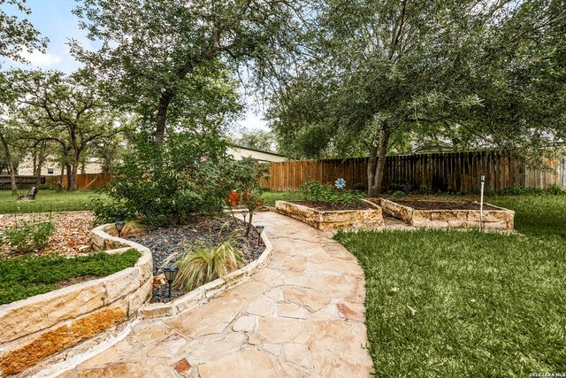 304 Forest Country Dr, La Vernia, TX 78121